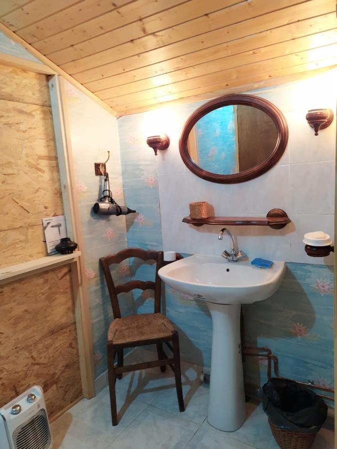 Chardon Bleu Appartement Chambre Cuisine Coin A Manger Sanitaires Salle D'Eau Barcelonnette Bagian luar foto